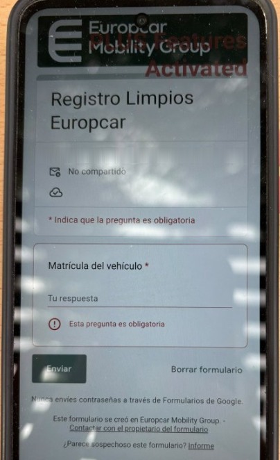 Móvil con el formulario Registro Limpios Europcar para anotar la matrícula
